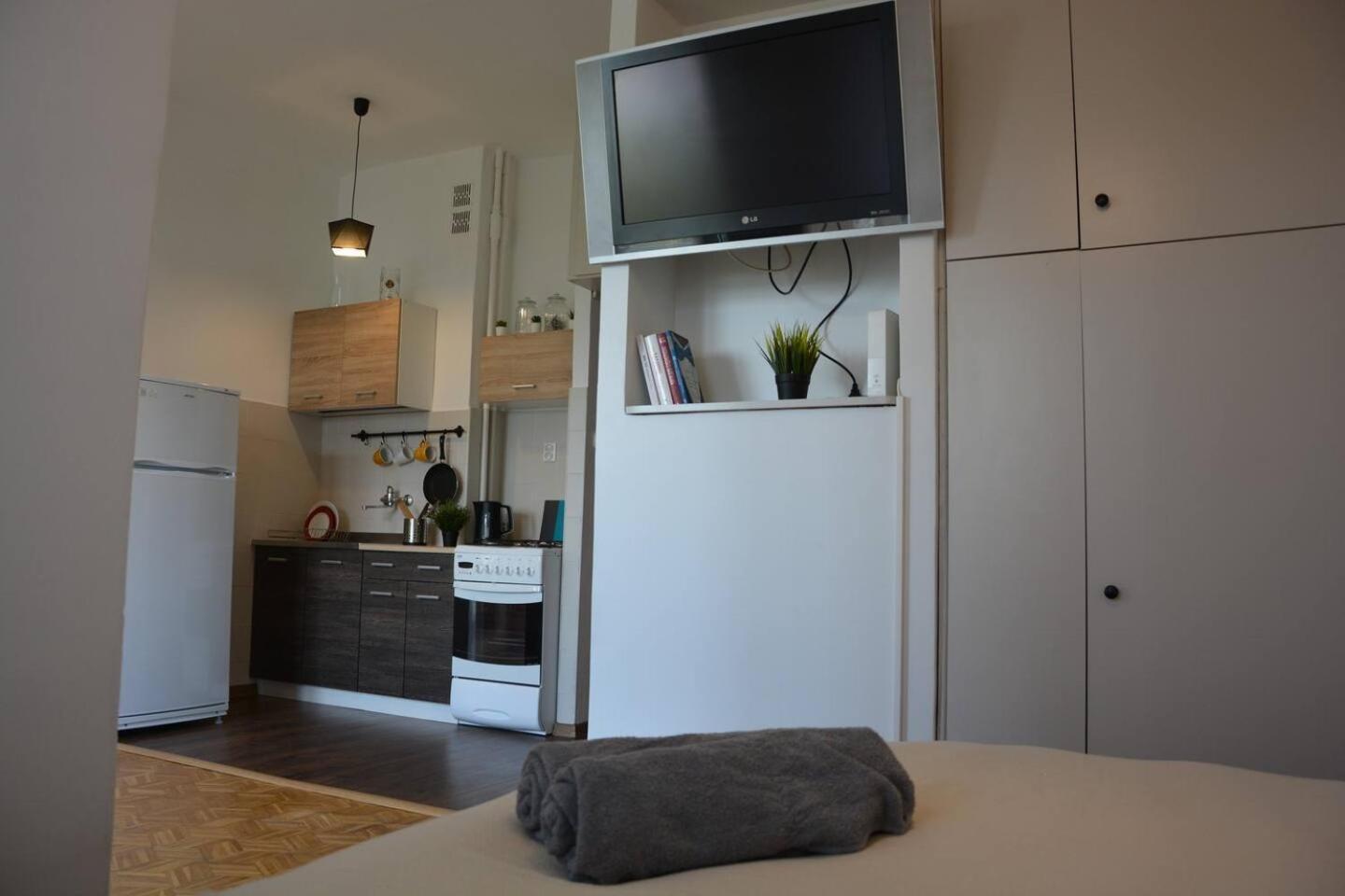 Ohmyhome - Sunny Apartment In City Center Warsaw Exterior photo